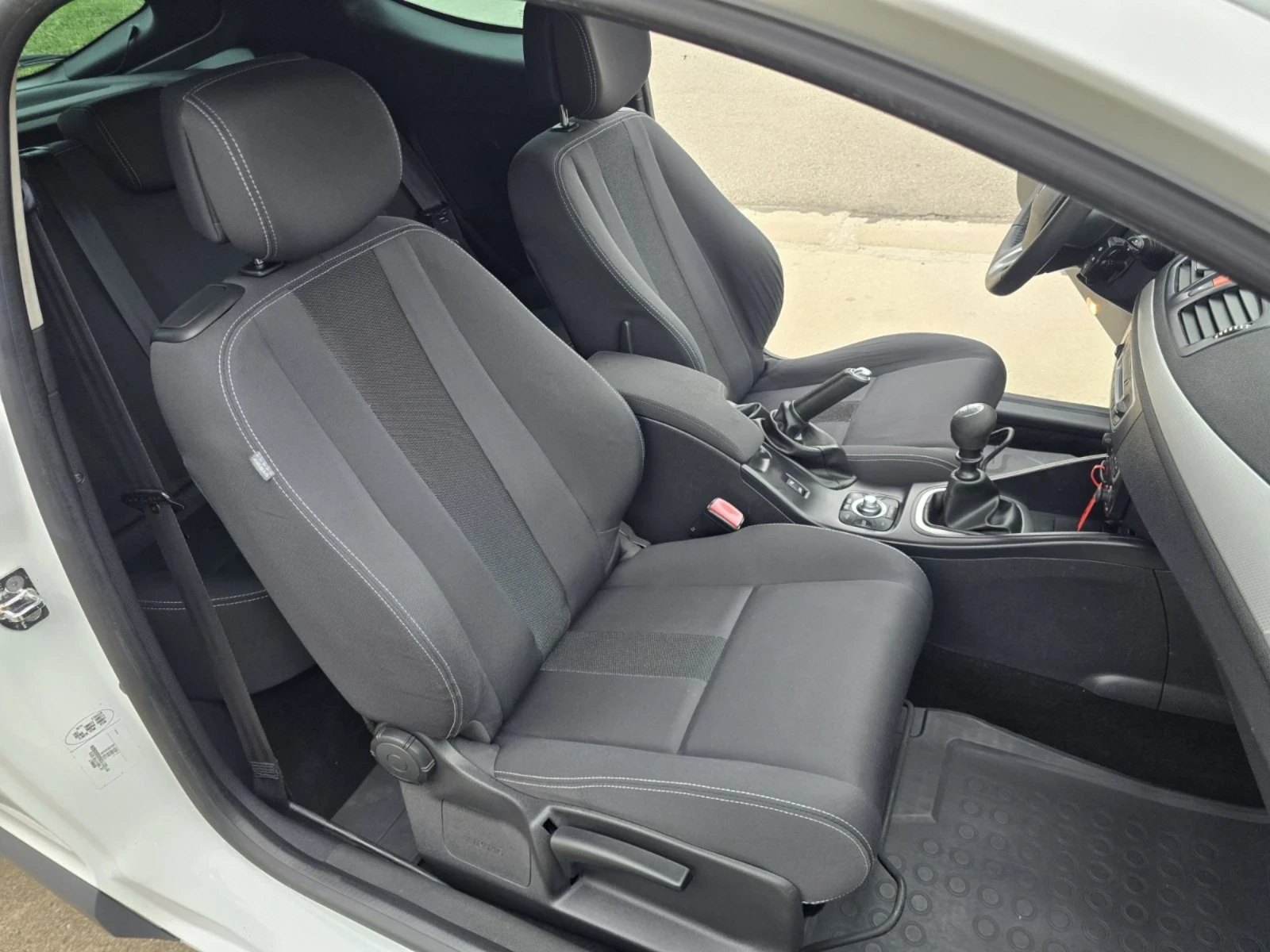 Renault Megane 1.6i NAVI , снимка 9 - Автомобили и джипове - 54209184