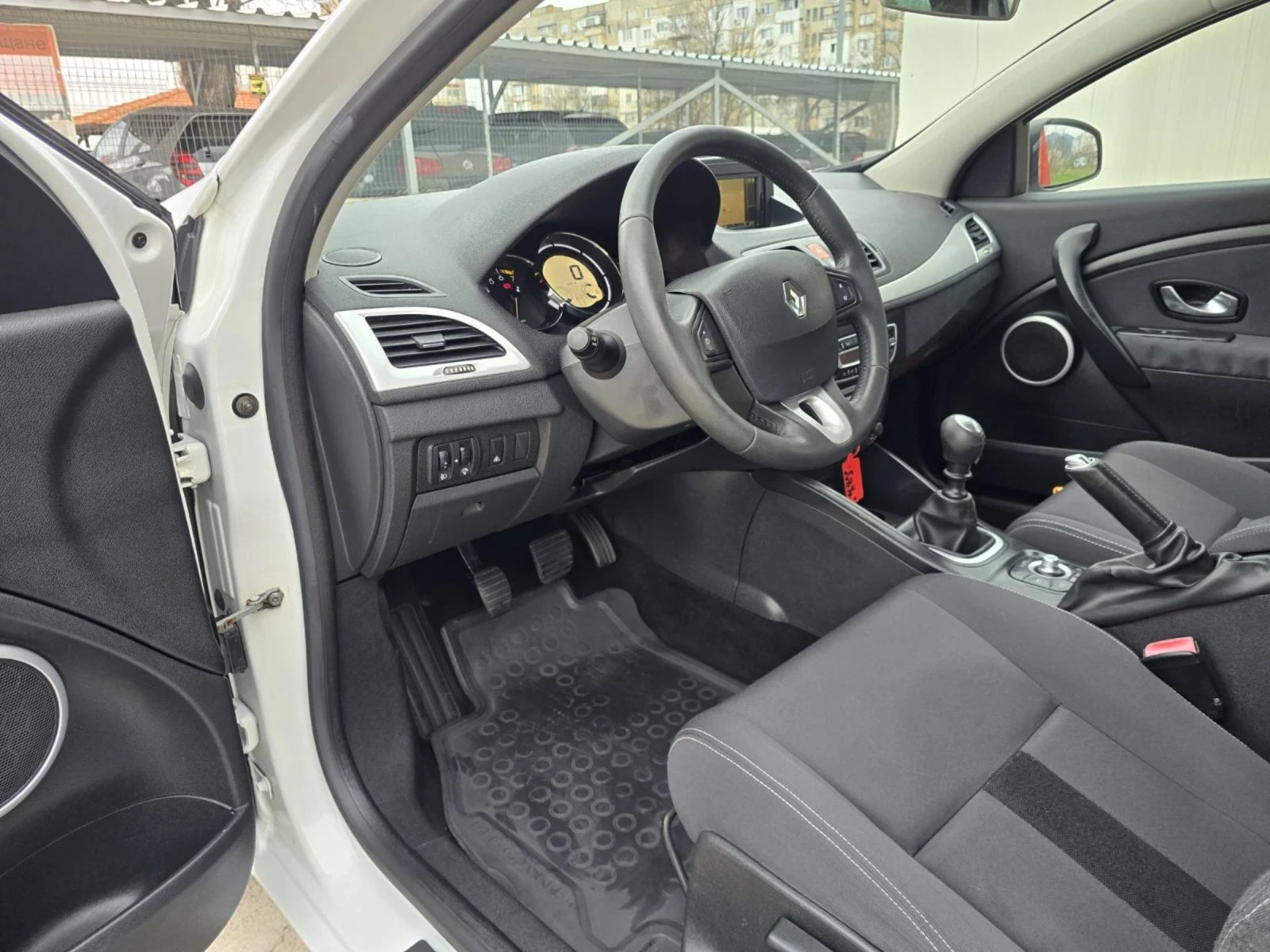 Renault Megane 1.6i NAVI , снимка 10 - Автомобили и джипове - 54209184