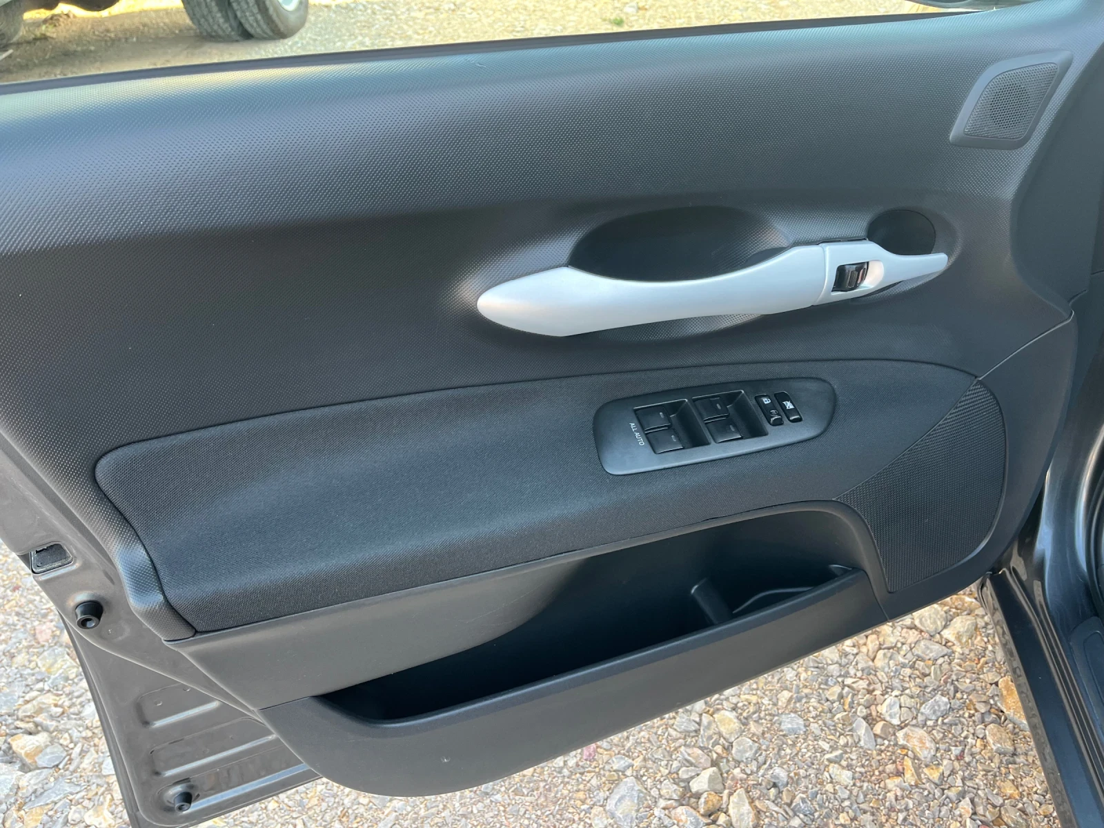 Toyota Auris 2.0 D4D Feislift, снимка 15 - Автомобили и джипове - 55535497