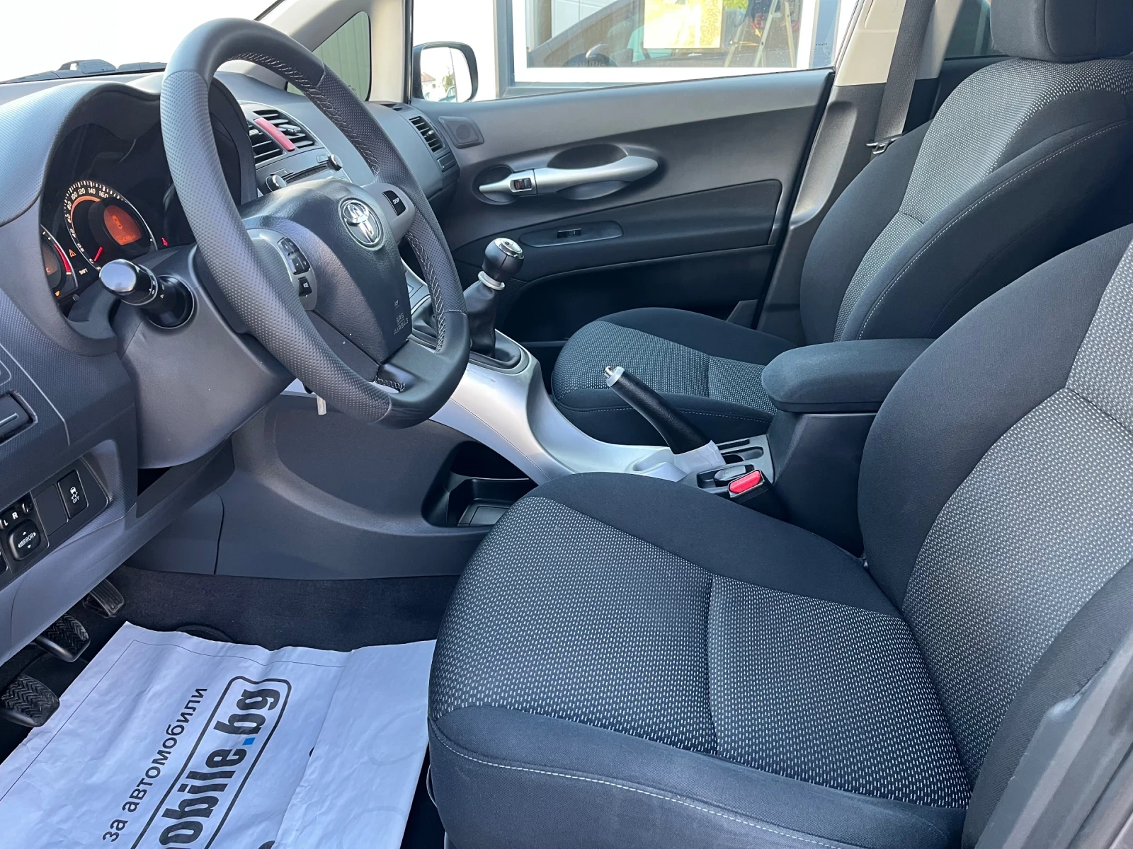 Toyota Auris 2.0 D4D Feislift, снимка 14 - Автомобили и джипове - 55535497