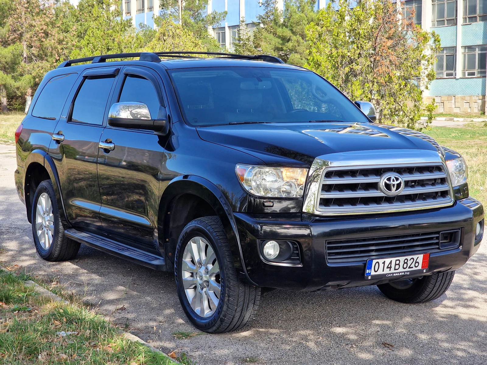 Toyota Sequoia 5.7 V8 Platinum - изображение 2