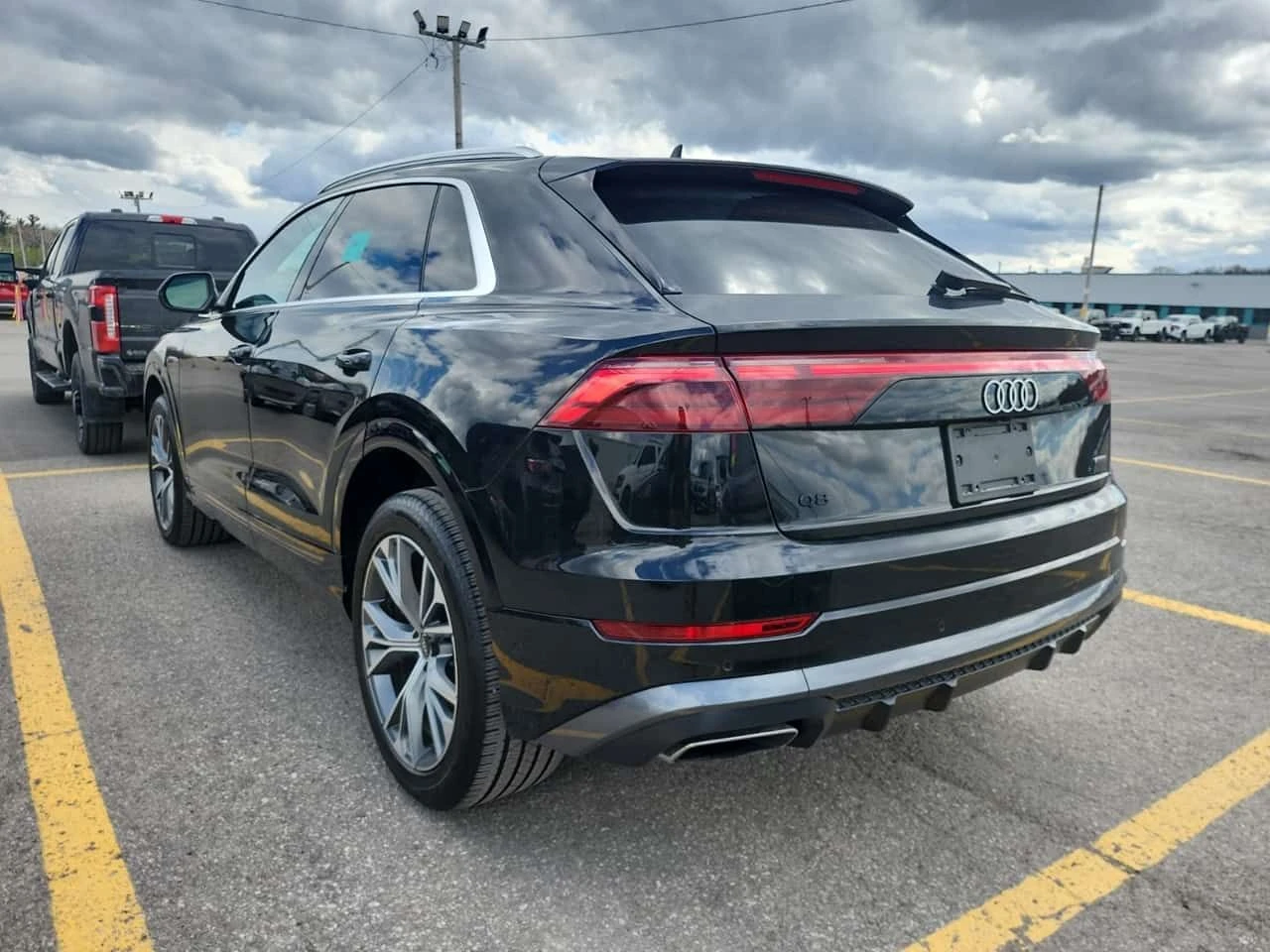 Audi Q8 * PROGRESSIV * CARFAX * БЕЗ ПЪРВОНАЧАЛНА ВНОСКА, снимка 4 - Автомобили и джипове - 54691895