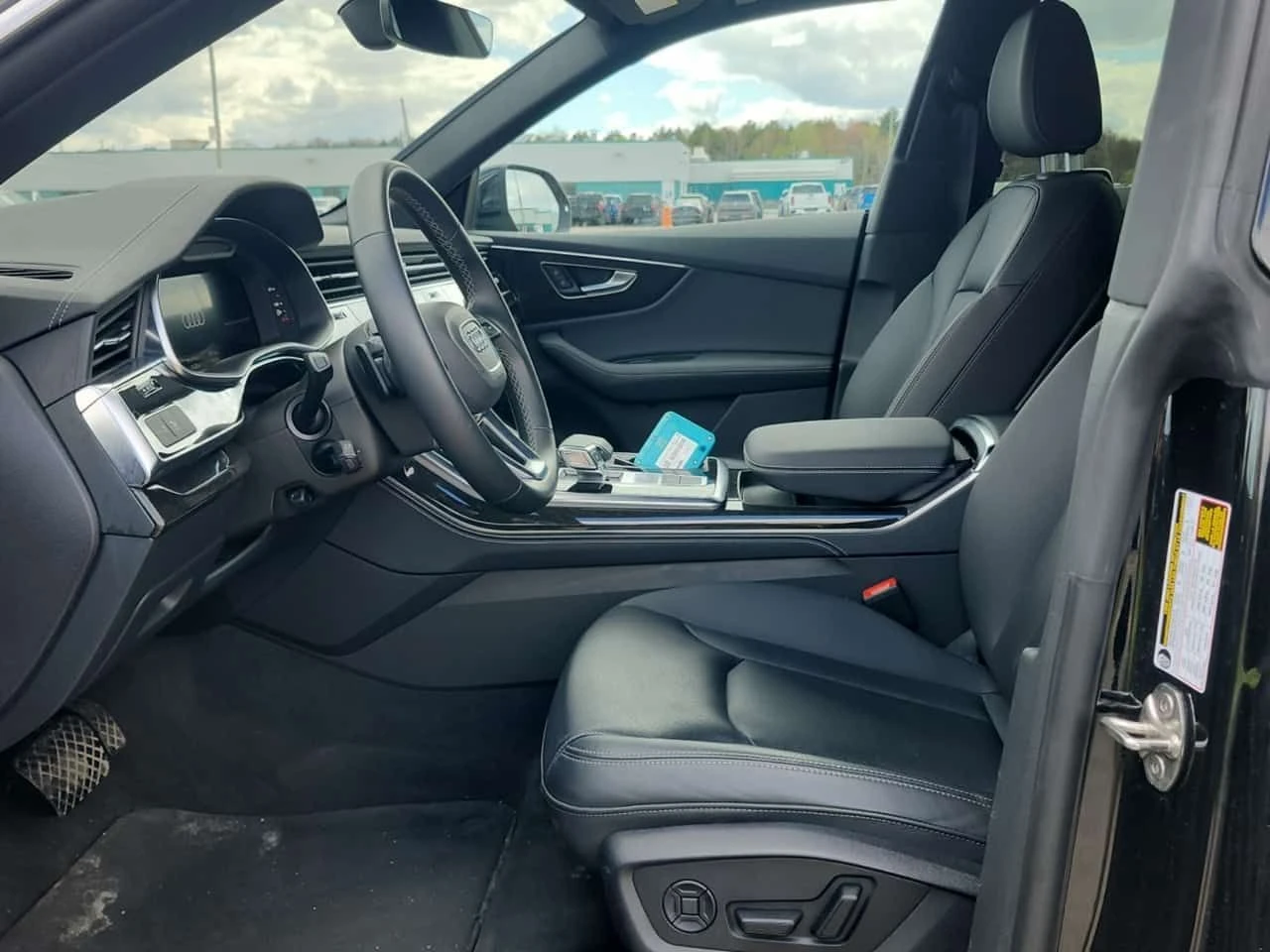 Audi Q8 * PROGRESSIV * CARFAX * БЕЗ ПЪРВОНАЧАЛНА ВНОСКА, снимка 5 - Автомобили и джипове - 54691895