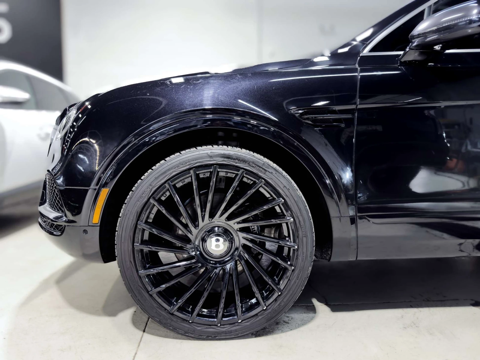 Bentley Bentayga W12 /4x4 / ПАНОРАМА / МАСАЖ / ЦЕНА ДО БГ, снимка 6 - Автомобили и джипове - 54992471