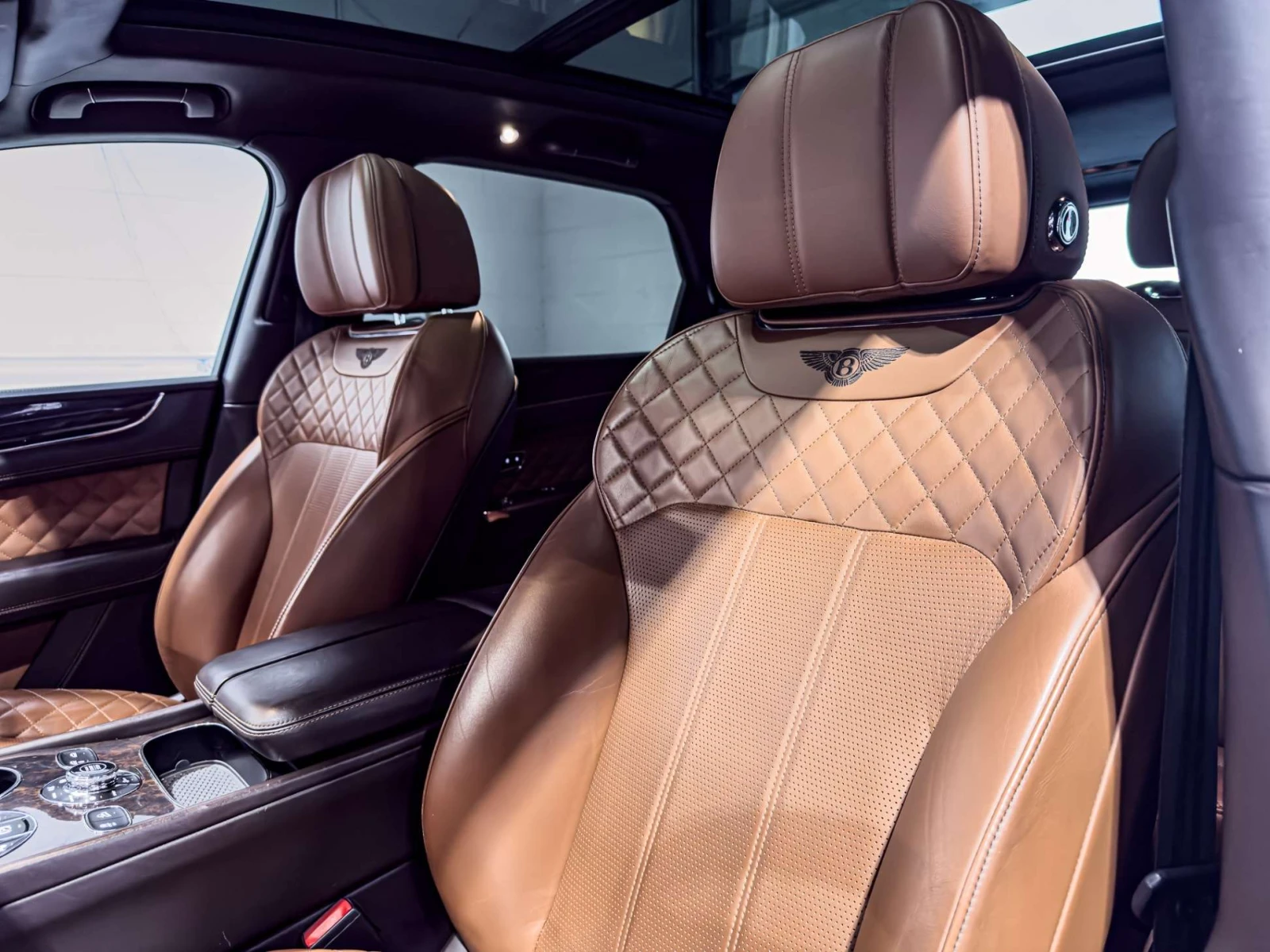 Bentley Bentayga W12 /4x4 / ПАНОРАМА / МАСАЖ / ЦЕНА ДО БГ, снимка 10 - Автомобили и джипове - 54992471