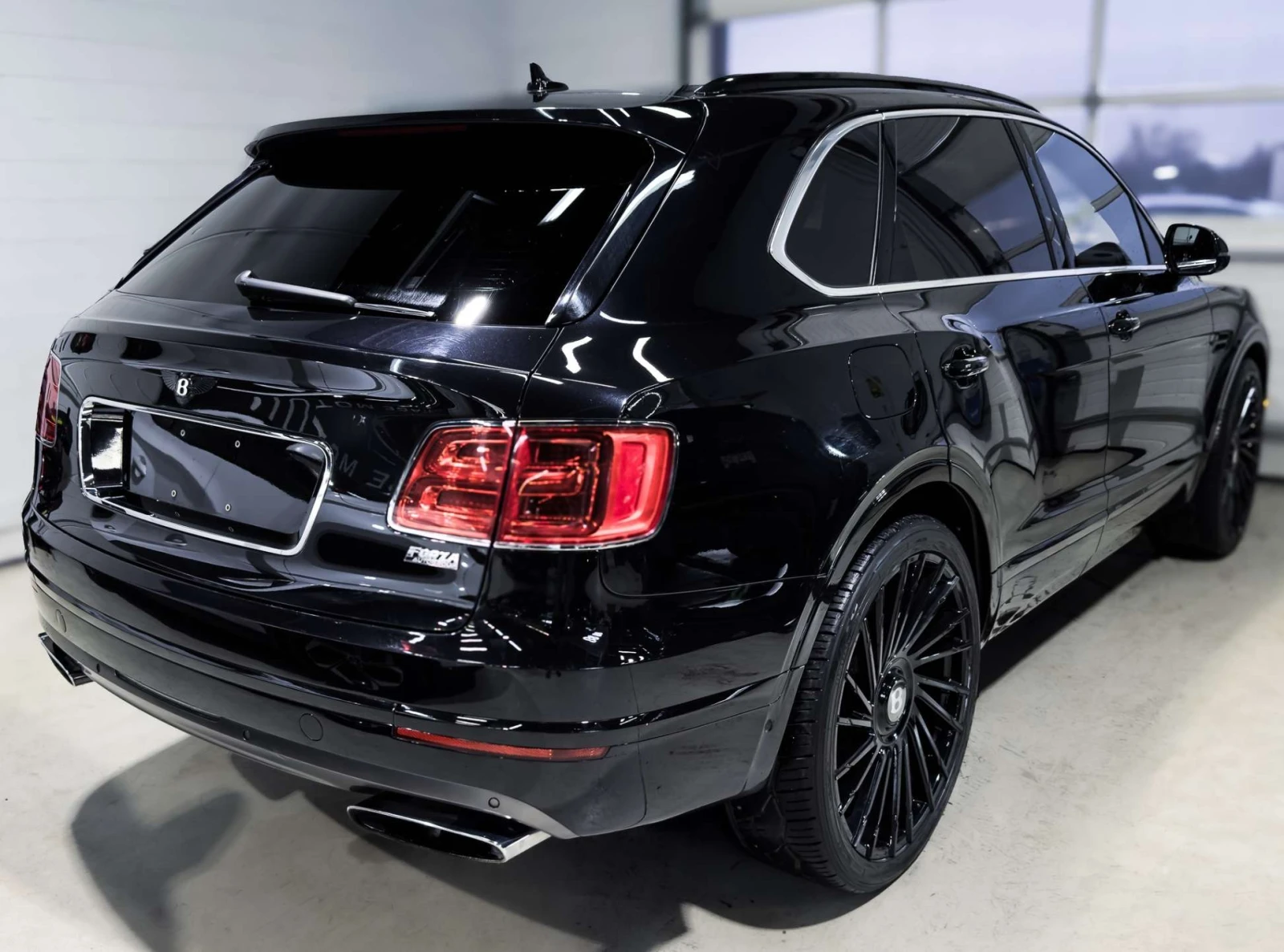 Bentley Bentayga W12 /4x4 / ПАНОРАМА / МАСАЖ / ЦЕНА ДО БГ, снимка 5 - Автомобили и джипове - 54992471