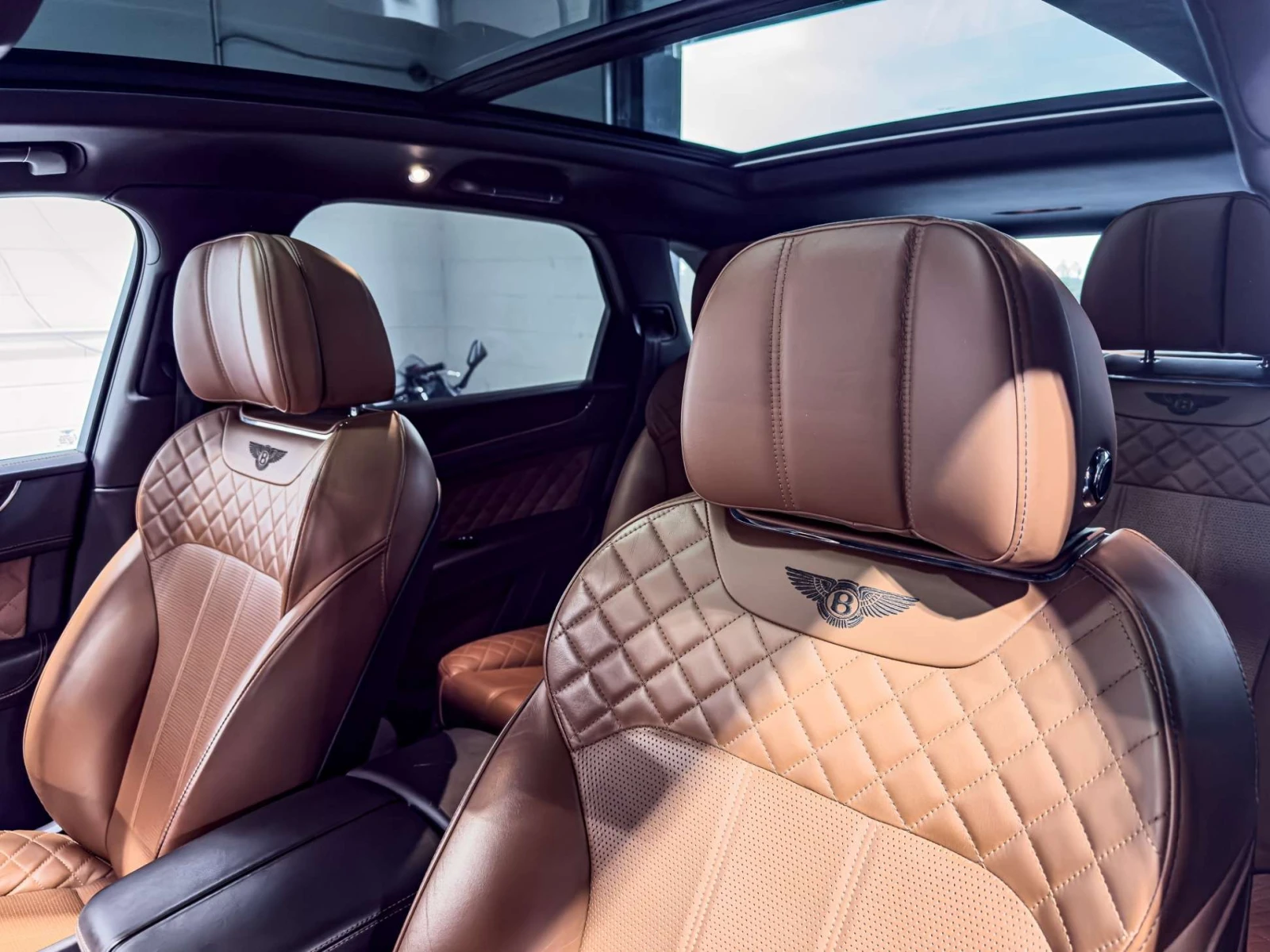 Bentley Bentayga W12 /4x4 / ПАНОРАМА / МАСАЖ / ЦЕНА ДО БГ, снимка 9 - Автомобили и джипове - 54992471