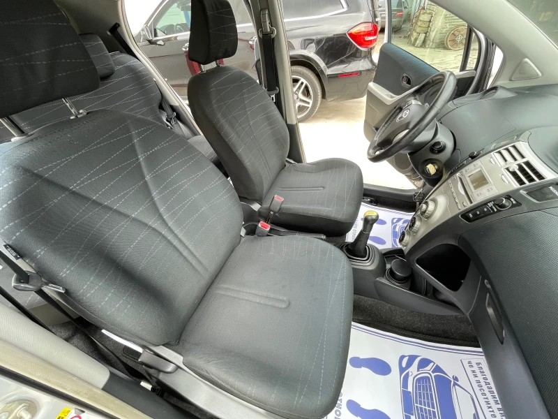 Toyota Yaris 1.3 VVT-i, снимка 14 - Автомобили и джипове - 52885084