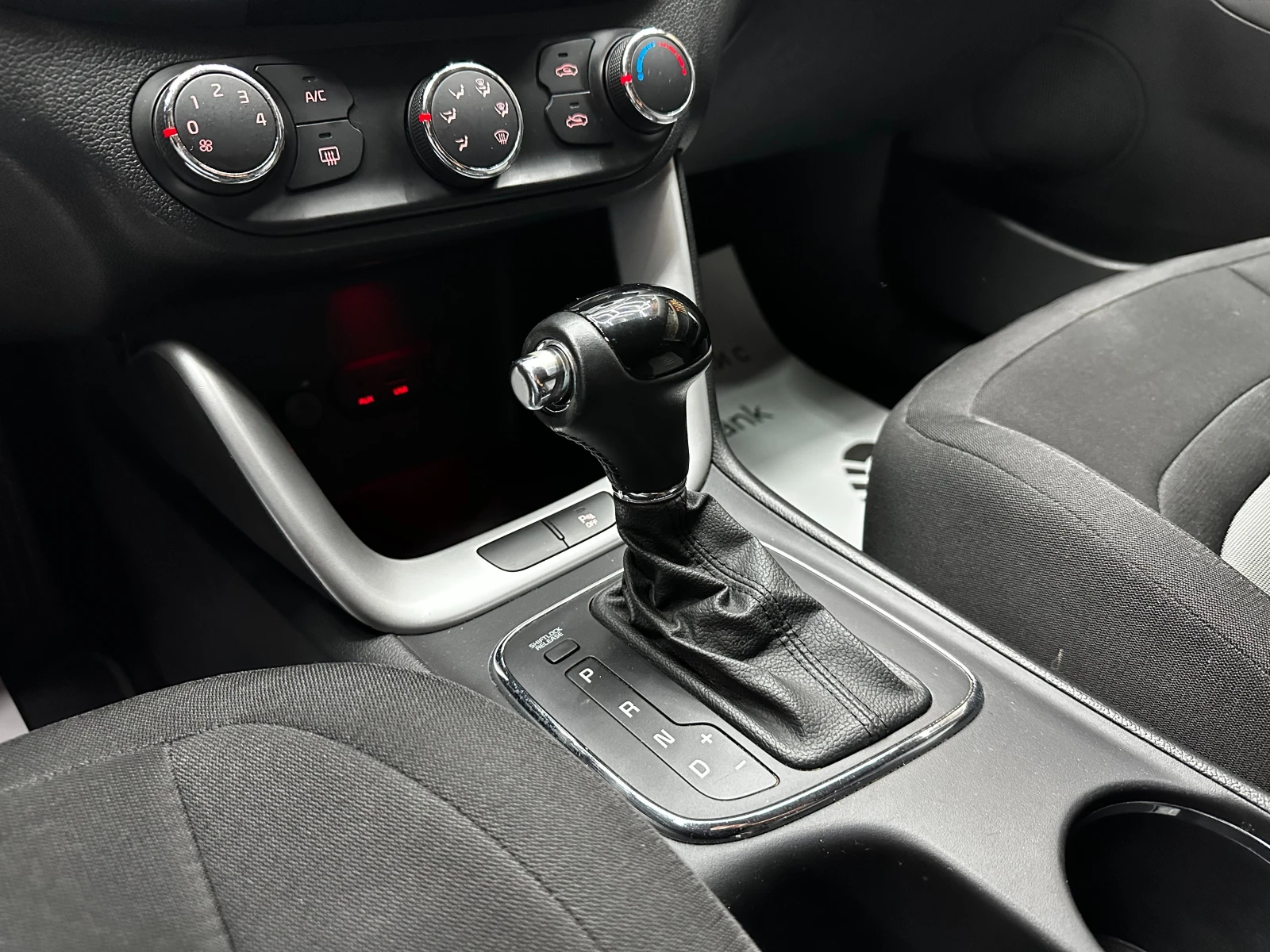 Kia Ceed Автоматик/1.6d 128 к.с./ГАРАНЦИЯ/БАРТЕР/ЛИЗИНГ/, снимка 11 - Автомобили и джипове - 50736871