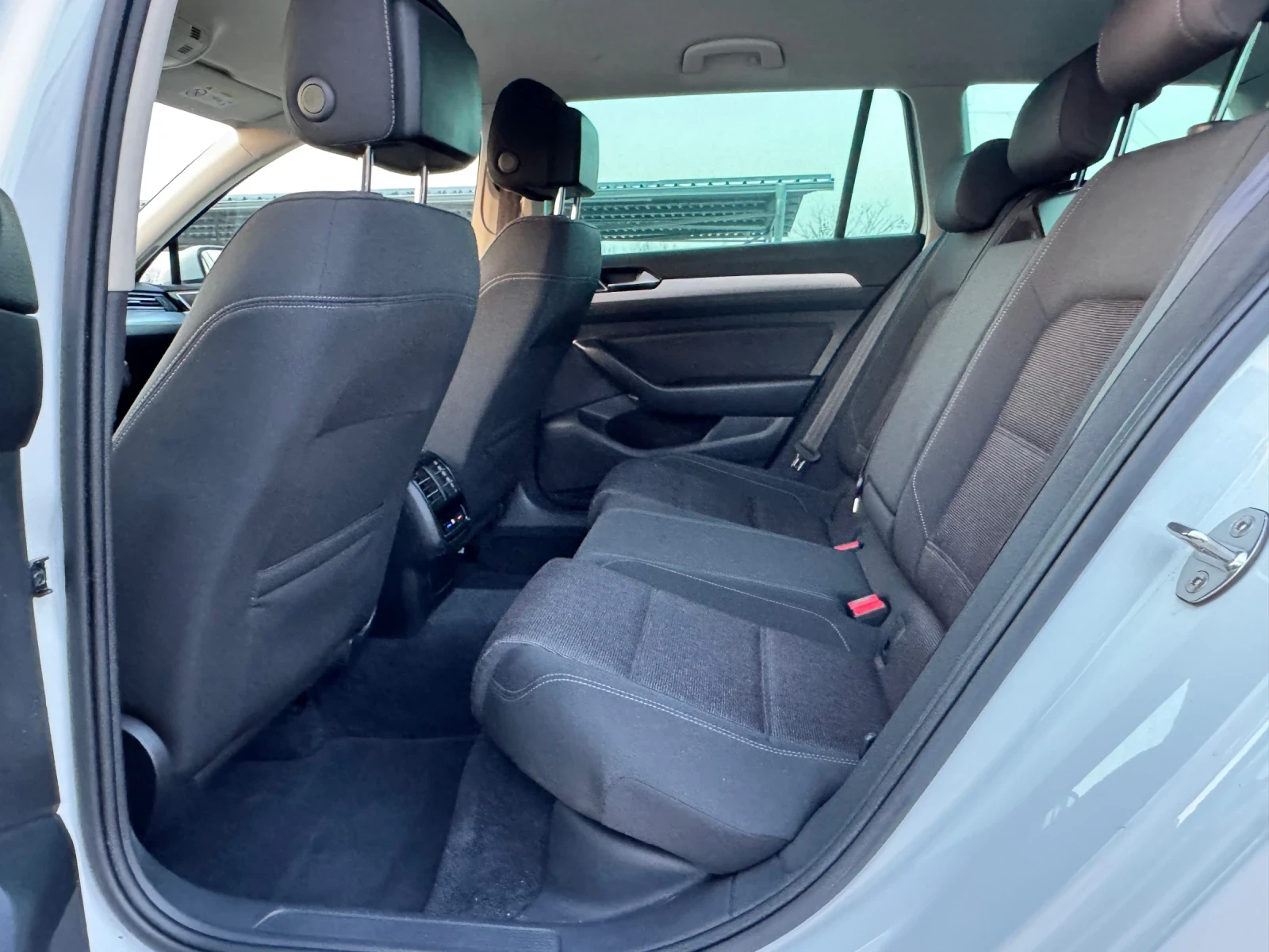 VW Passat 2.0TDI АВТОМАТ ИТАЛИЯ, снимка 9 - Автомобили и джипове - 53841017