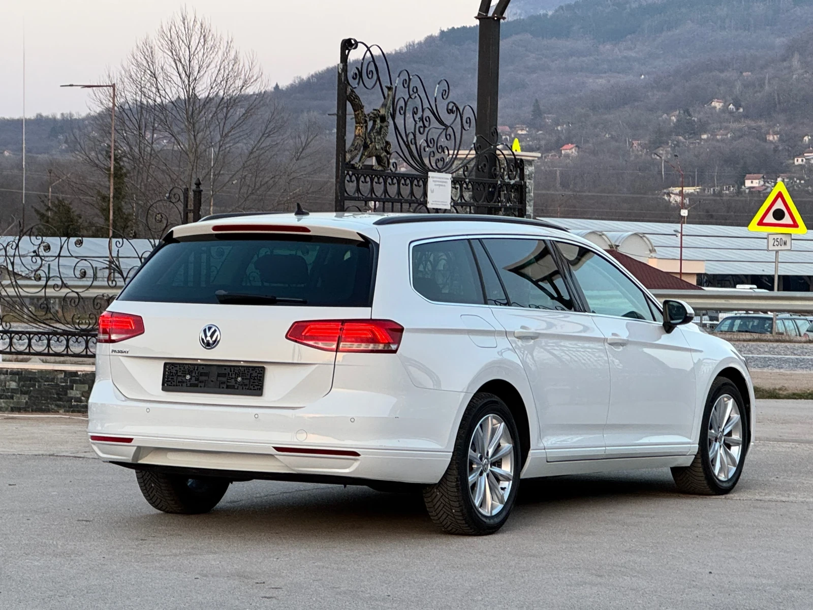 VW Passat 2.0TDI АВТОМАТ ИТАЛИЯ, снимка 4 - Автомобили и джипове - 53841017