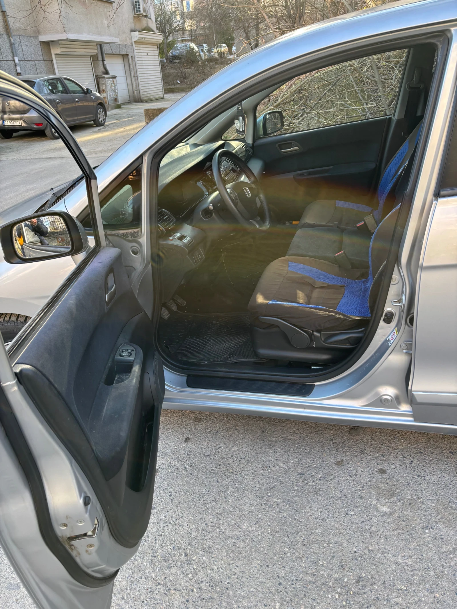 Honda Fr-v, снимка 5 - Автомобили и джипове - 53841557