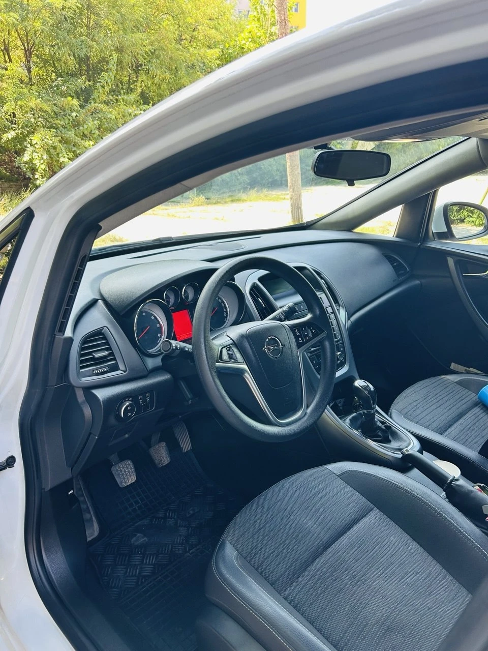 Opel Astra 1.6 CDTI Гаранция + сервизна книжка, снимка 12 - Автомобили и джипове - 54960303