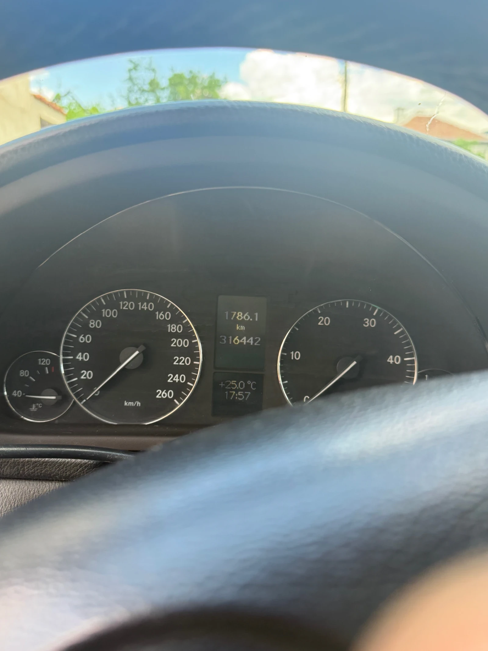 Mercedes-Benz C 220  Avantgarde AMG, снимка 8 - Автомобили и джипове - 54989800