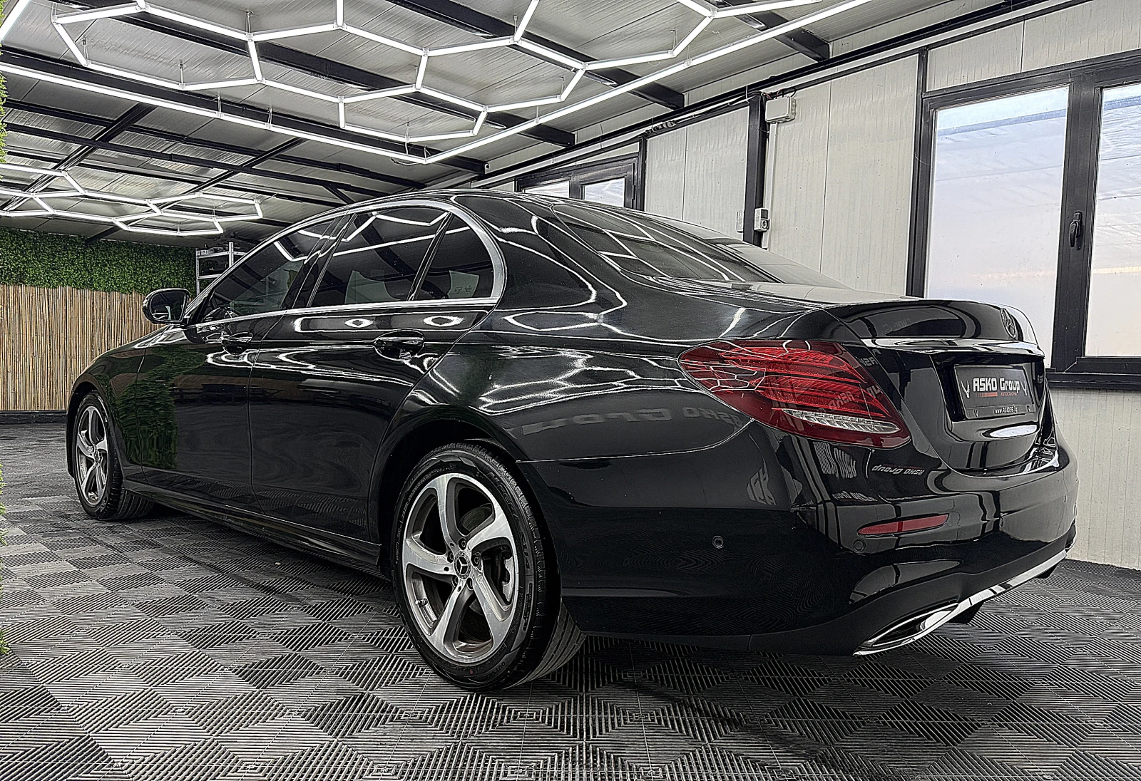 Mercedes-Benz E 220 360-K/AMG-line/PANORAMA/9gt/СОБСТВЕН ЛИЗИНГ, снимка 4 - Автомобили и джипове - 55091090