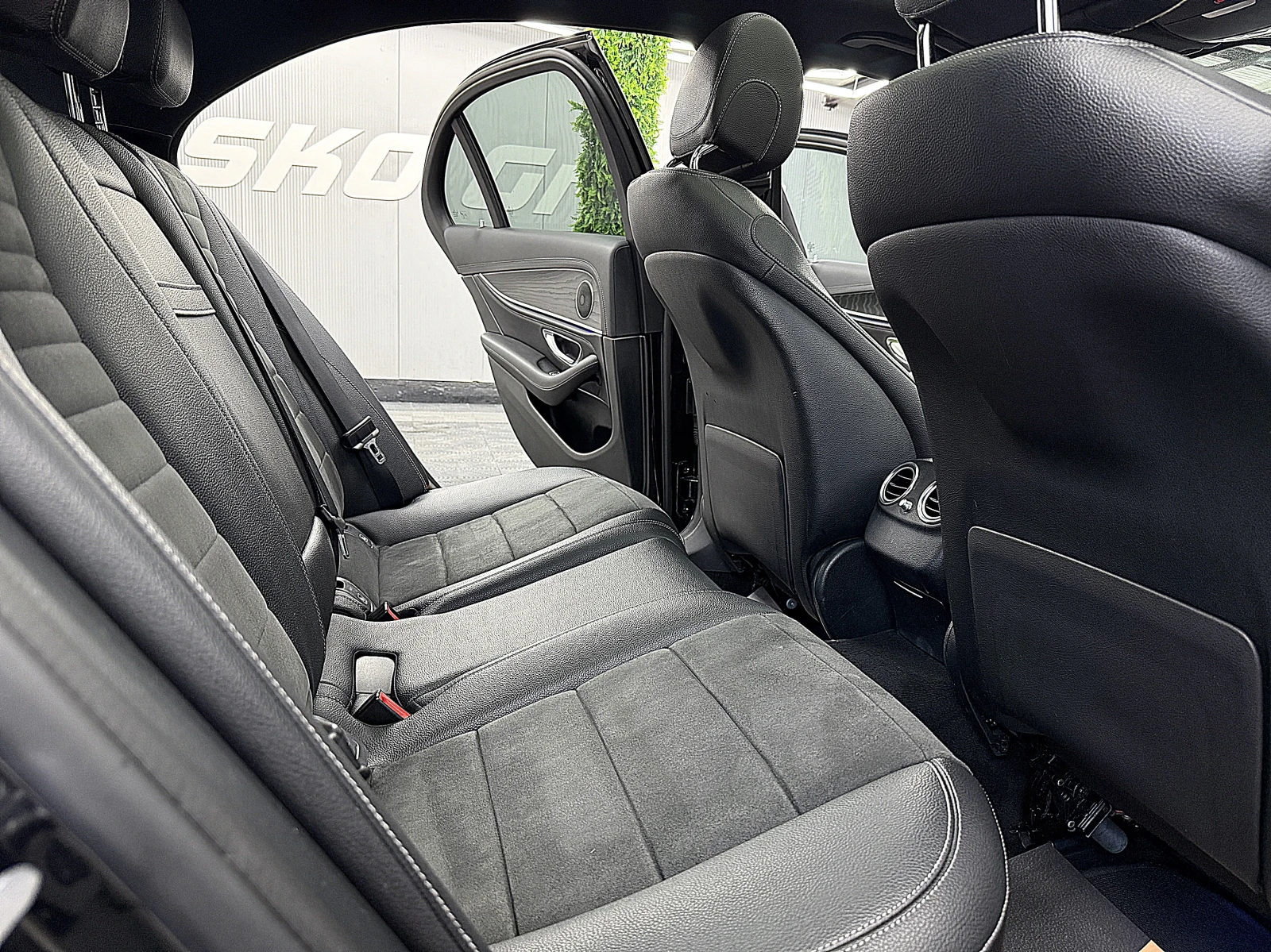 Mercedes-Benz E 220 360-K/AMG-line/PANORAMA/9gt/СОБСТВЕН ЛИЗИНГ, снимка 11 - Автомобили и джипове - 55091090