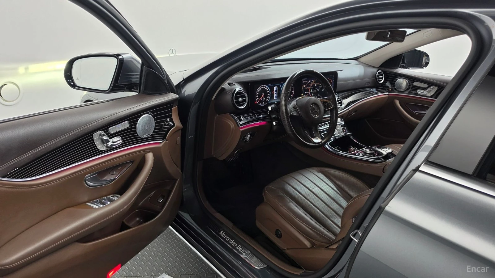 Mercedes-Benz E 400 4MATIC EXCLUSIVE* HUD* КОЖА* НАВИ* ПАНО* АВТОКРЕДИ, снимка 8 - Автомобили и джипове - 55664574