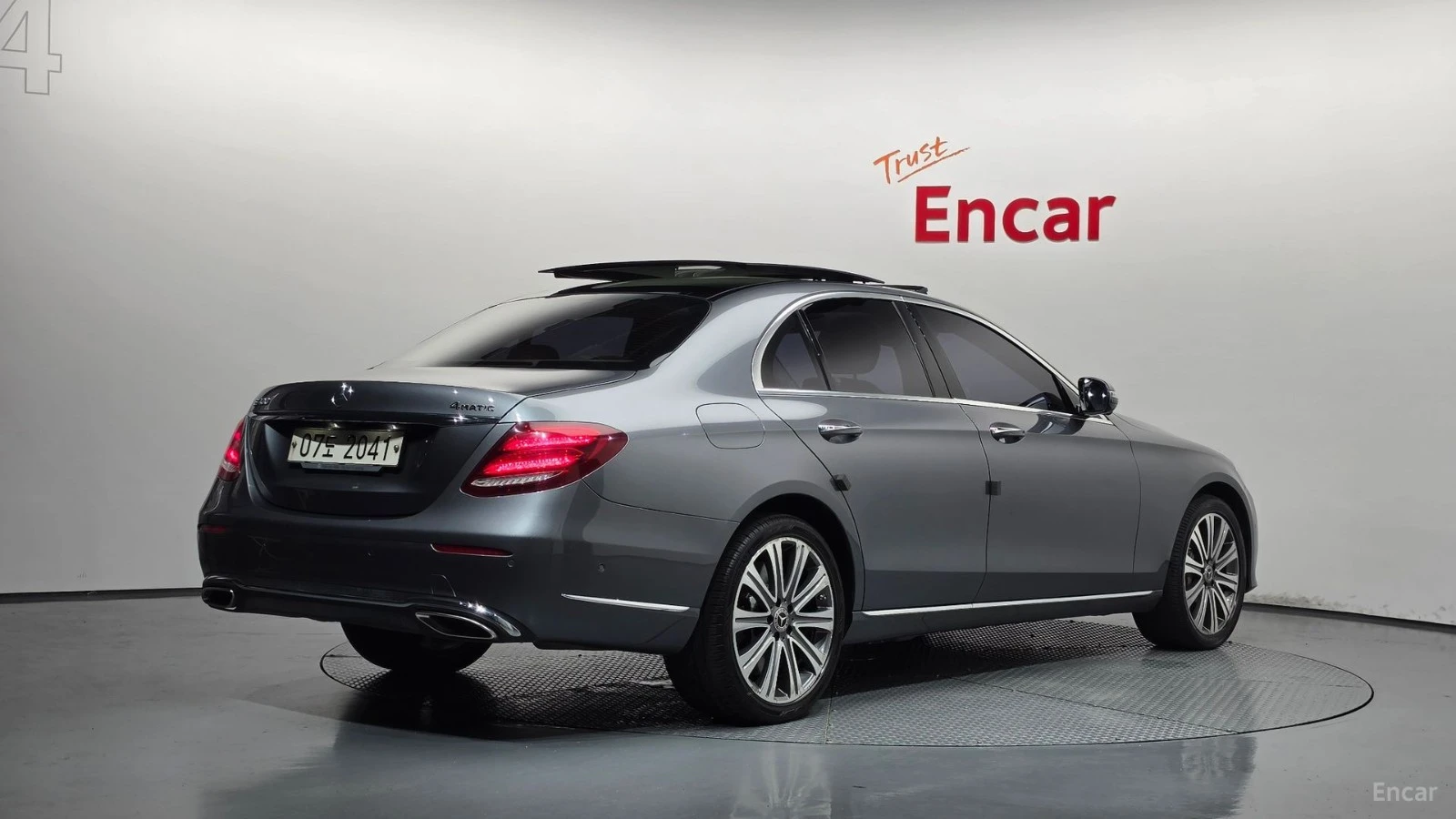 Mercedes-Benz E 400 4MATIC EXCLUSIVE* HUD* КОЖА* НАВИ* ПАНО* АВТОКРЕДИ, снимка 2 - Автомобили и джипове - 55664574
