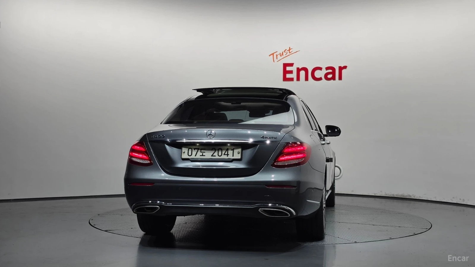 Mercedes-Benz E 400 4MATIC EXCLUSIVE* HUD* КОЖА* НАВИ* ПАНО* АВТОКРЕДИ, снимка 4 - Автомобили и джипове - 55664574
