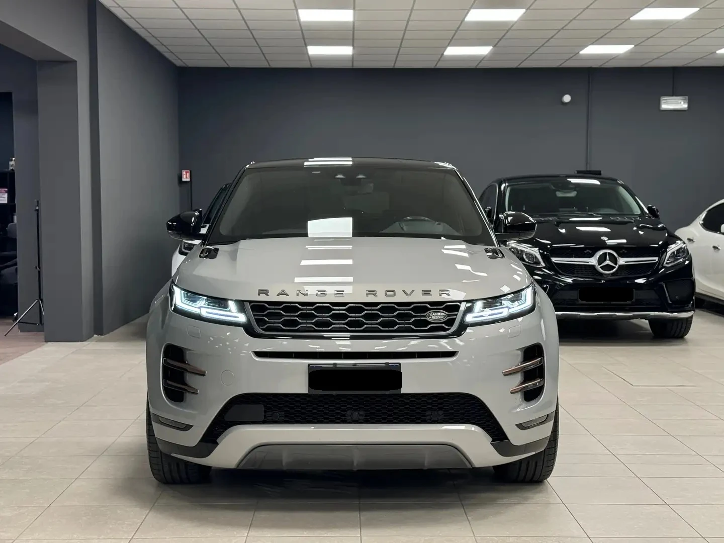 Land Rover Range Rover Evoque 2.0d i4 First Edition Dynamic AWD - изображение 2