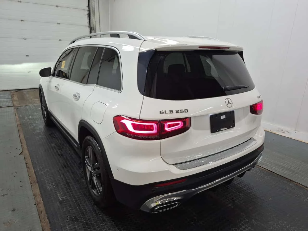 Mercedes-Benz GLB 250 АМГ Пакет/CARFAX/Панорама/Подгрев/Памет/АМБИЕНТНО, снимка 4 - Автомобили и джипове - 55711838