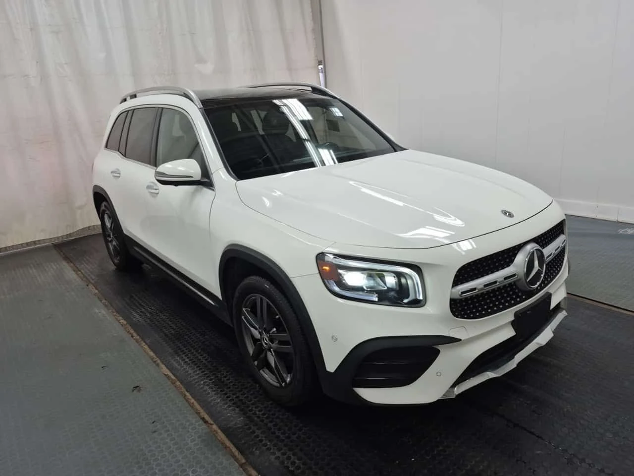 Mercedes-Benz GLB 250 АМГ Пакет/CARFAX/Панорама/Подгрев/Памет/АМБИЕНТНО, снимка 2 - Автомобили и джипове - 55711838