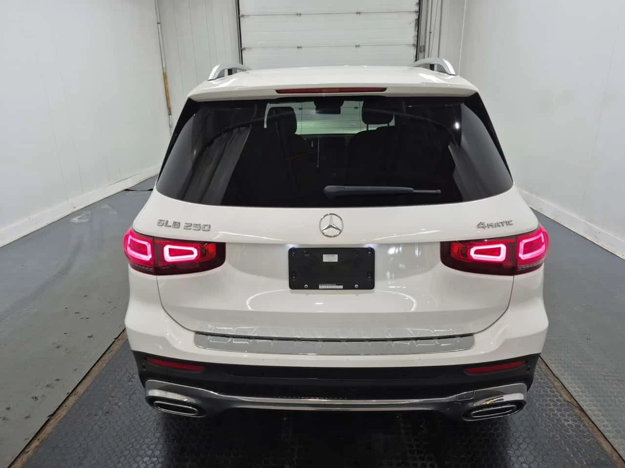 Mercedes-Benz GLB 250 АМГ Пакет/CARFAX/Панорама/Подгрев/Памет/АМБИЕНТНО, снимка 17 - Автомобили и джипове - 55711838