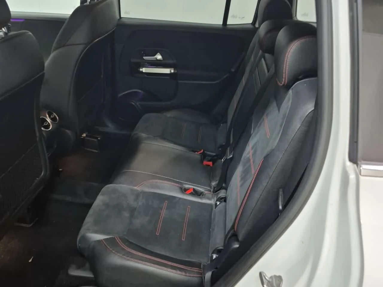 Mercedes-Benz GLB 250 АМГ Пакет/CARFAX/Панорама/Подгрев/Памет/АМБИЕНТНО, снимка 12 - Автомобили и джипове - 55711838