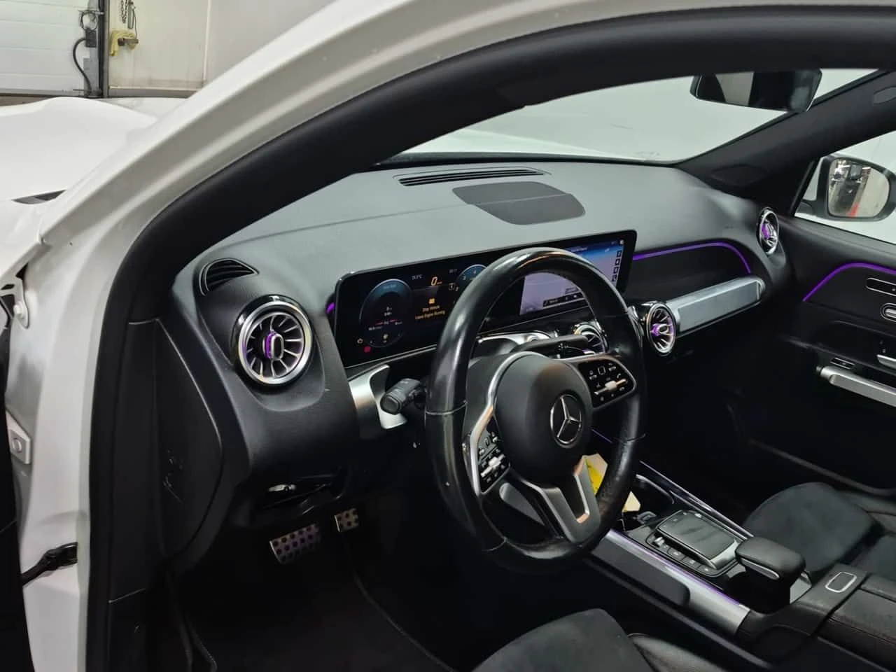Mercedes-Benz GLB 250 АМГ Пакет/CARFAX/Панорама/Подгрев/Памет/АМБИЕНТНО, снимка 10 - Автомобили и джипове - 55711838
