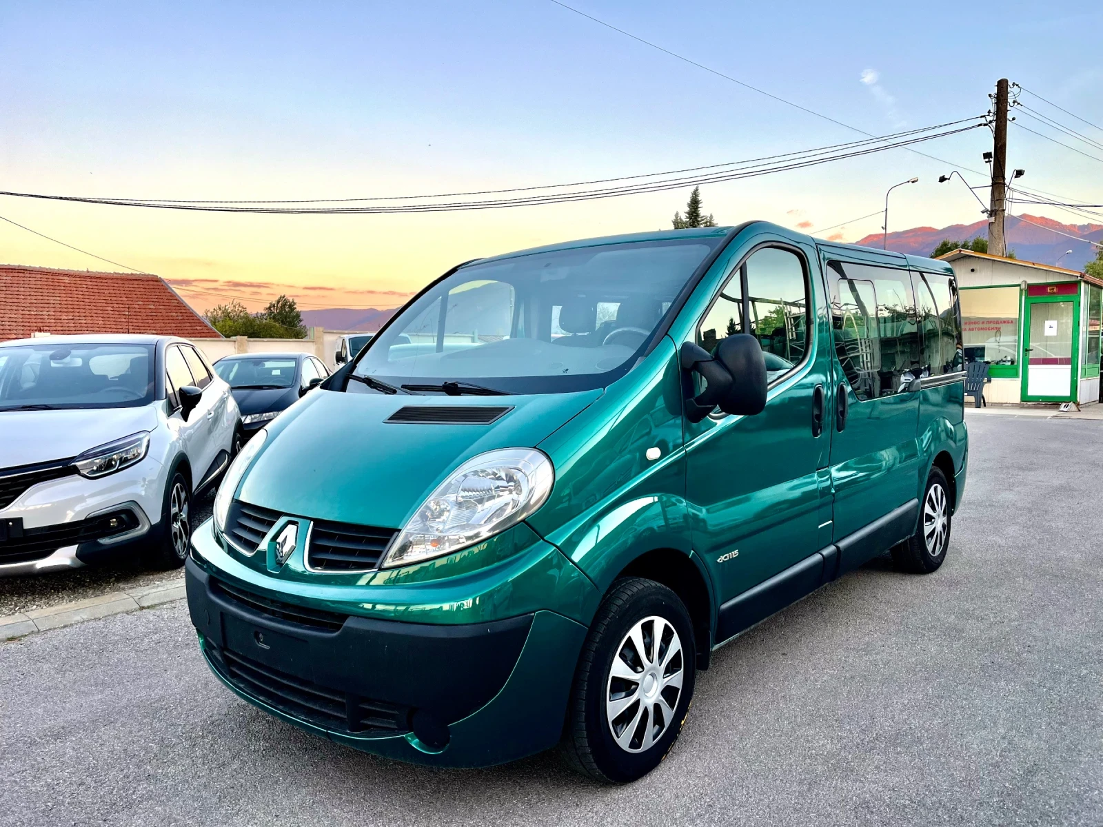 Renault Trafic 2.0 dci / Passenger - 8+ 1 места