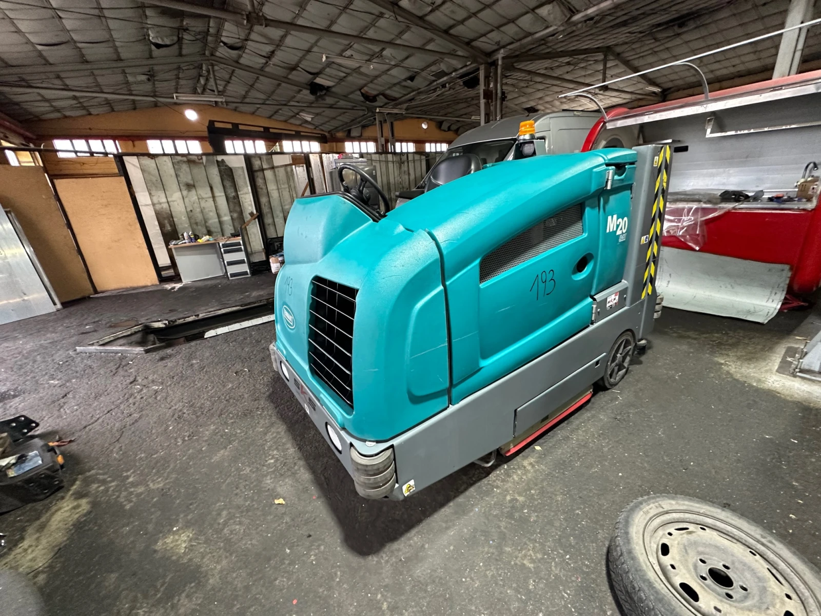 Други специализирани машини Друга комбинирана миячно-метачна машина Tennant M20 - изображение 3