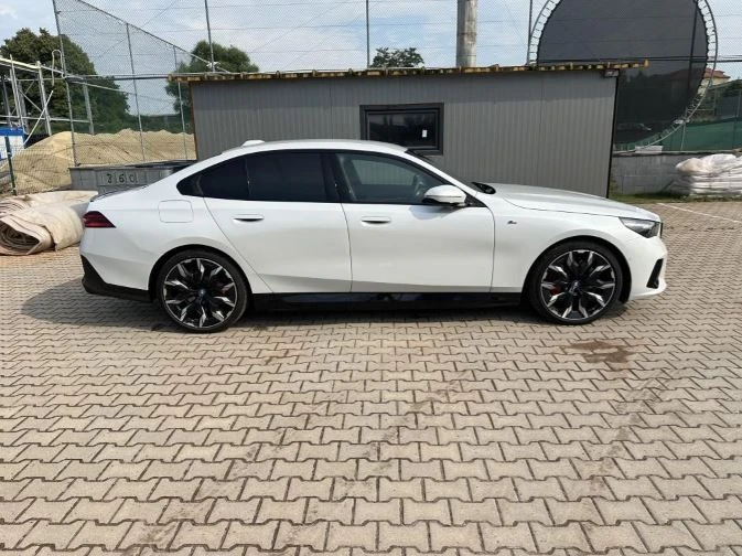 BMW 550 e Plug-in Hybrid xDrive M Sport, снимка 4 - Автомобили и джипове - 47369063