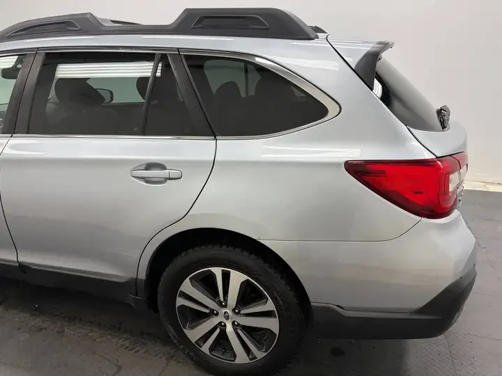 Subaru Outback LIMITED* ПОДГРЕВИ* AWD* HARMAN&KARDON, снимка 2 - Автомобили и джипове - 55486802