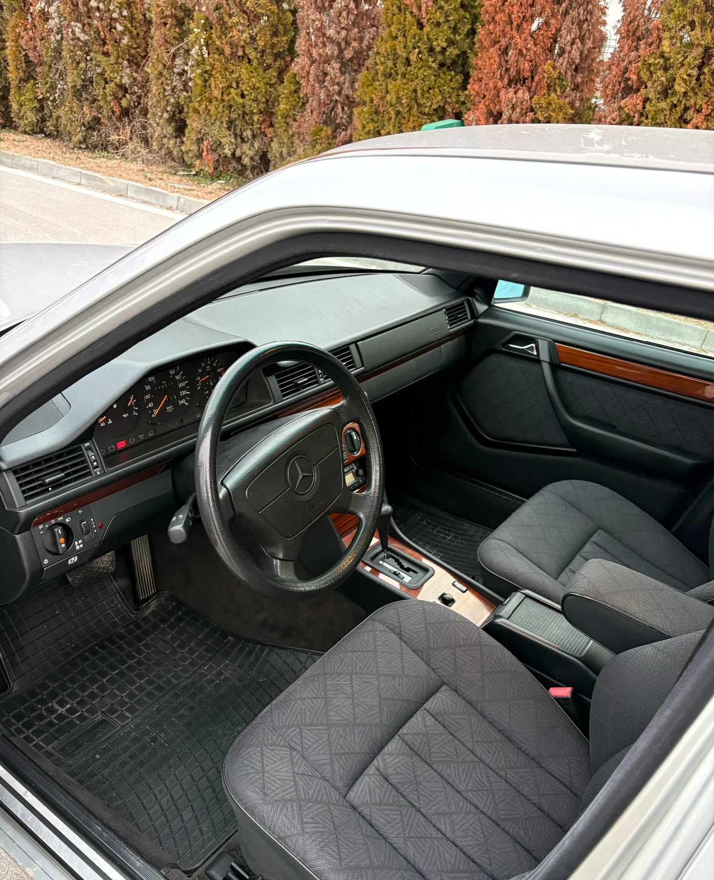 Mercedes-Benz E 220, снимка 5 - Автомобили и джипове - 53712018