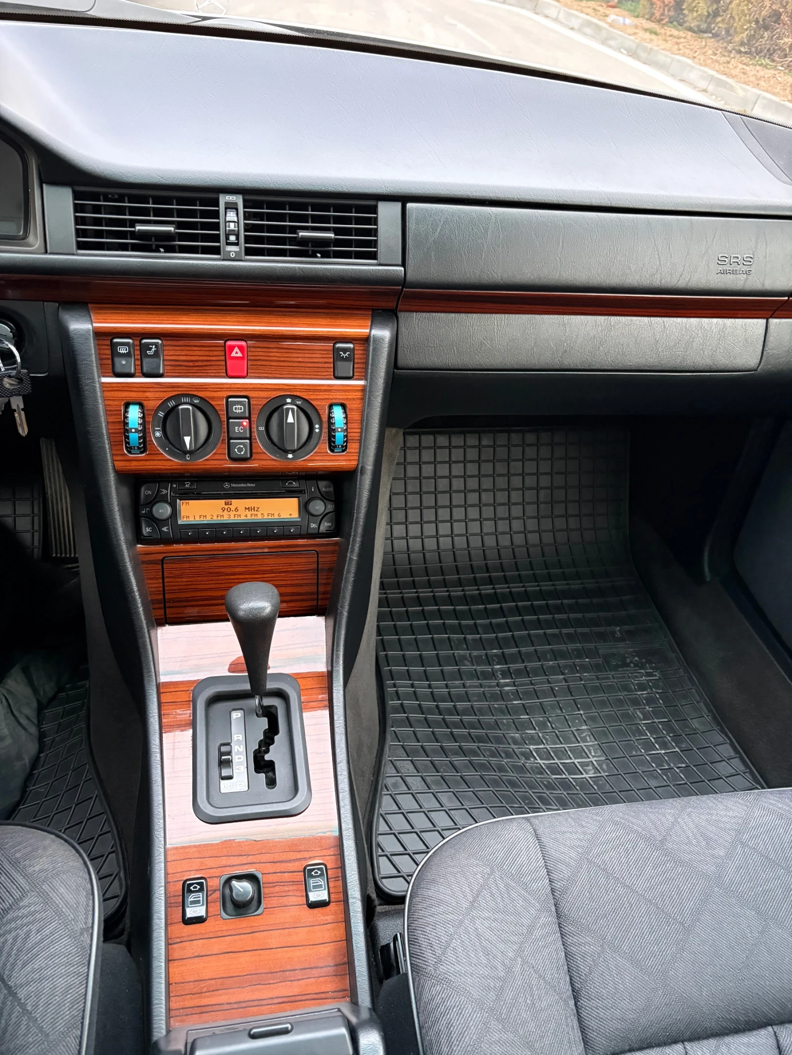 Mercedes-Benz E 220, снимка 8 - Автомобили и джипове - 53712018