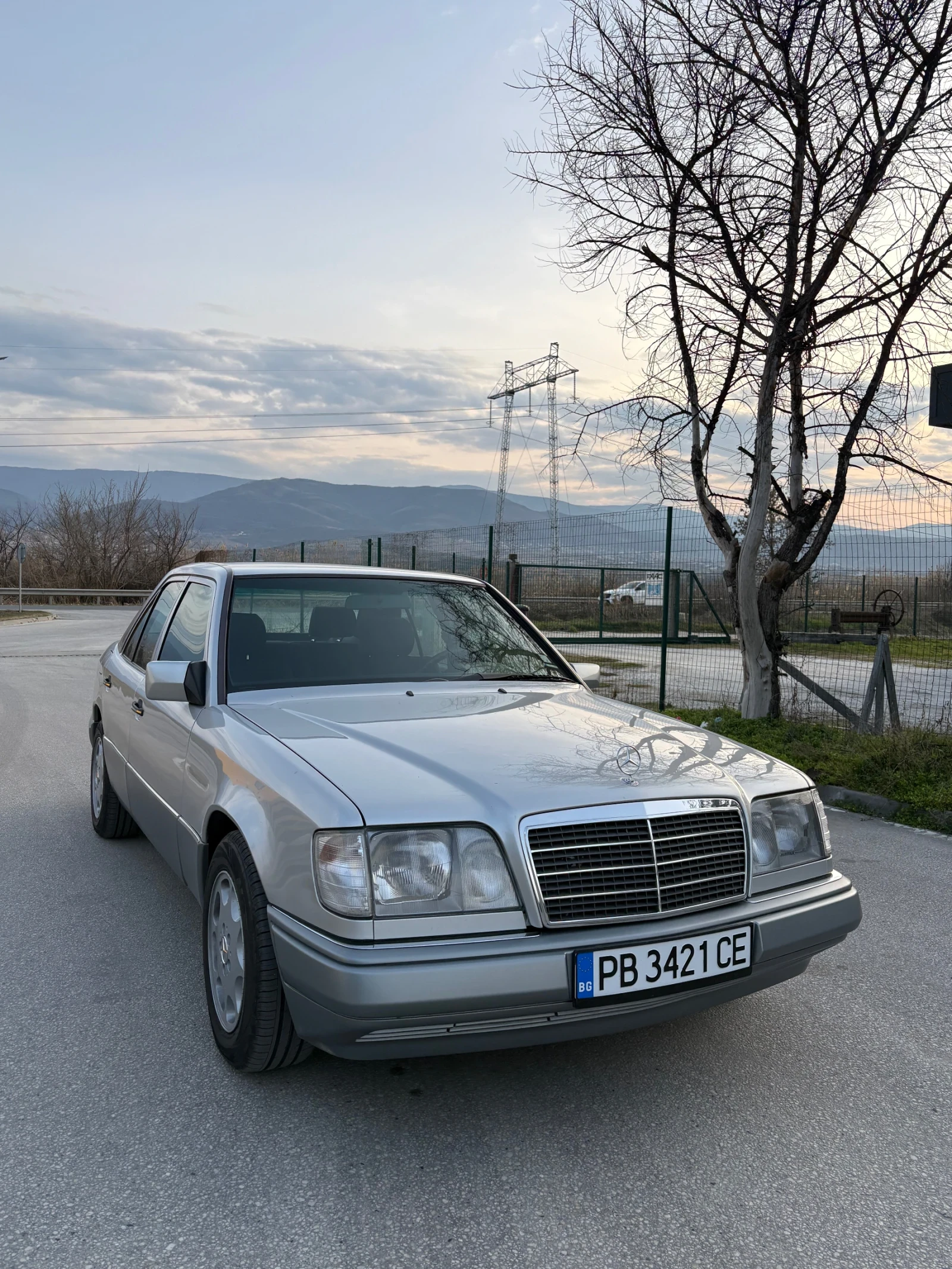 Mercedes-Benz E 220, снимка 2 - Автомобили и джипове - 53712018