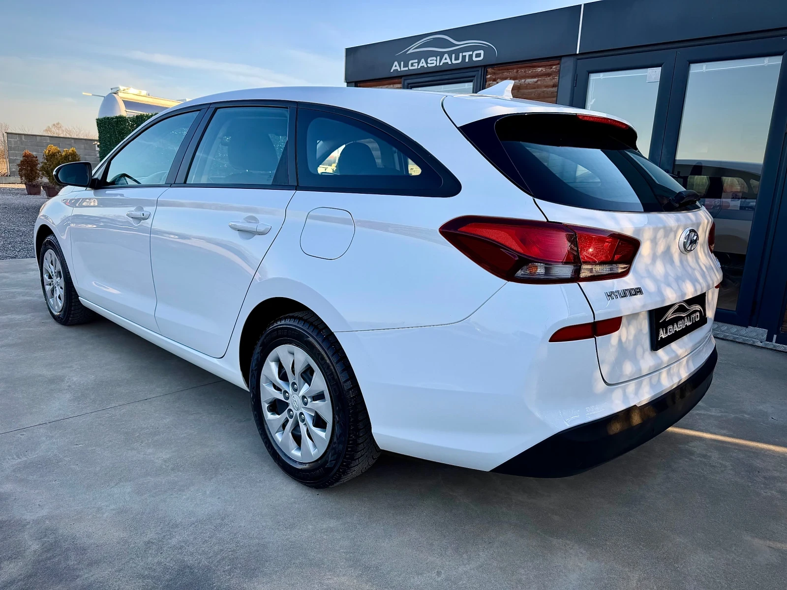 Hyundai I30 1.4 MPI* NAVI* CAMERA* LED, снимка 3 - Автомобили и джипове - 53800187