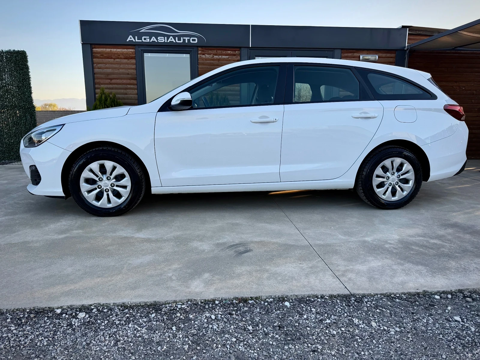 Hyundai I30 1.4 MPI* NAVI* CAMERA* LED, снимка 2 - Автомобили и джипове - 53800187