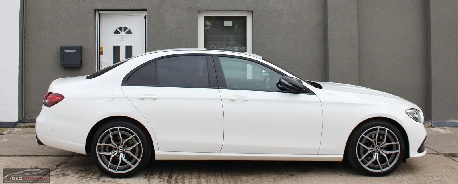 Mercedes-Benz E 220 d/4MATIC/194HP/AMG/NIGHT/CAM/LED/NAVI/926g, снимка 3 - Автомобили и джипове - 53835996