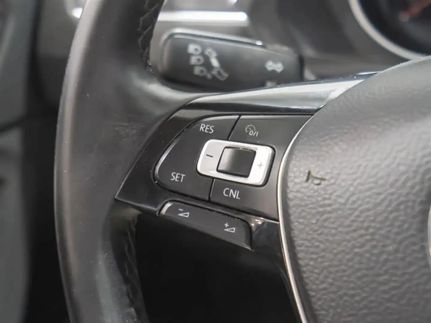 VW Tiguan Comfortline * AвтоКредит * (ЦЕНА ДО БГ), снимка 10 - Автомобили и джипове - 54895516