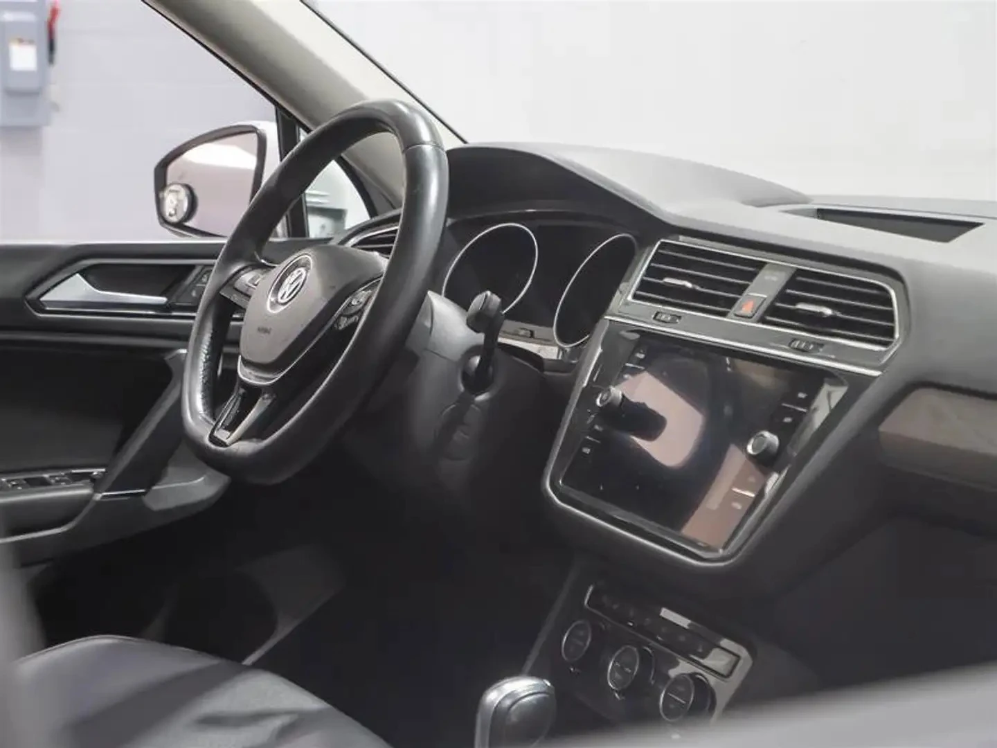 VW Tiguan Comfortline * AвтоКредит * (ЦЕНА ДО БГ), снимка 9 - Автомобили и джипове - 54895516