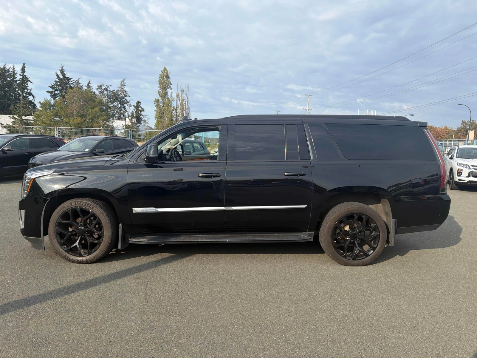 Cadillac Escalade * Luxury* АВТОКРЕДИТ БЕЗ ПЪРВОНАЧАЛНА ВНОСКА* , снимка 2 - Автомобили и джипове - 56071842