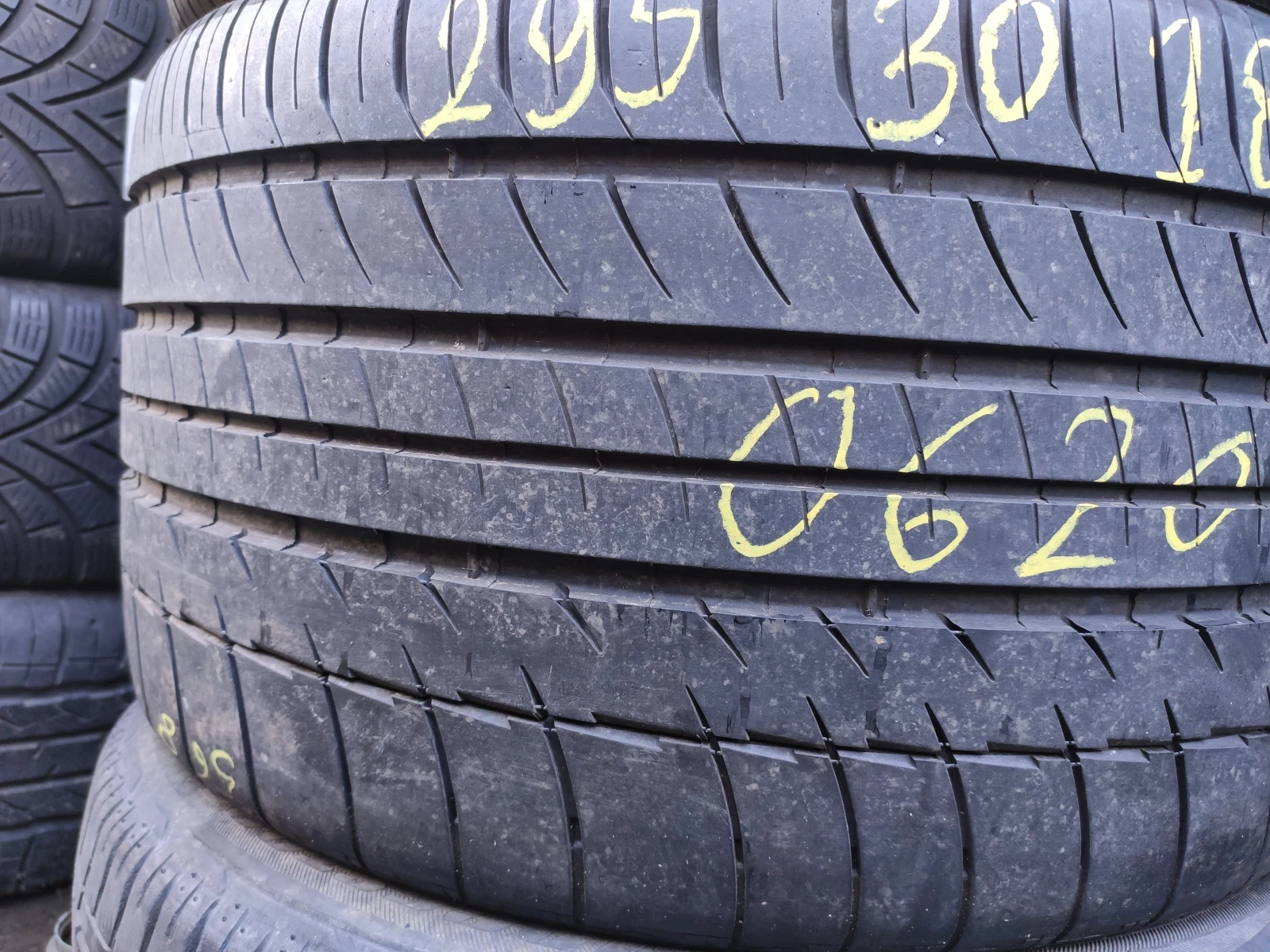 Гуми Летни 295/30R18, снимка 4 - Гуми и джанти - 54731381