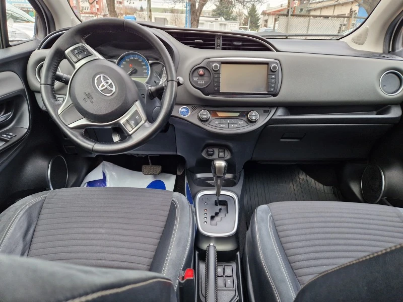 Toyota Yaris Хибрид, снимка 10 - Автомобили и джипове - 43396543