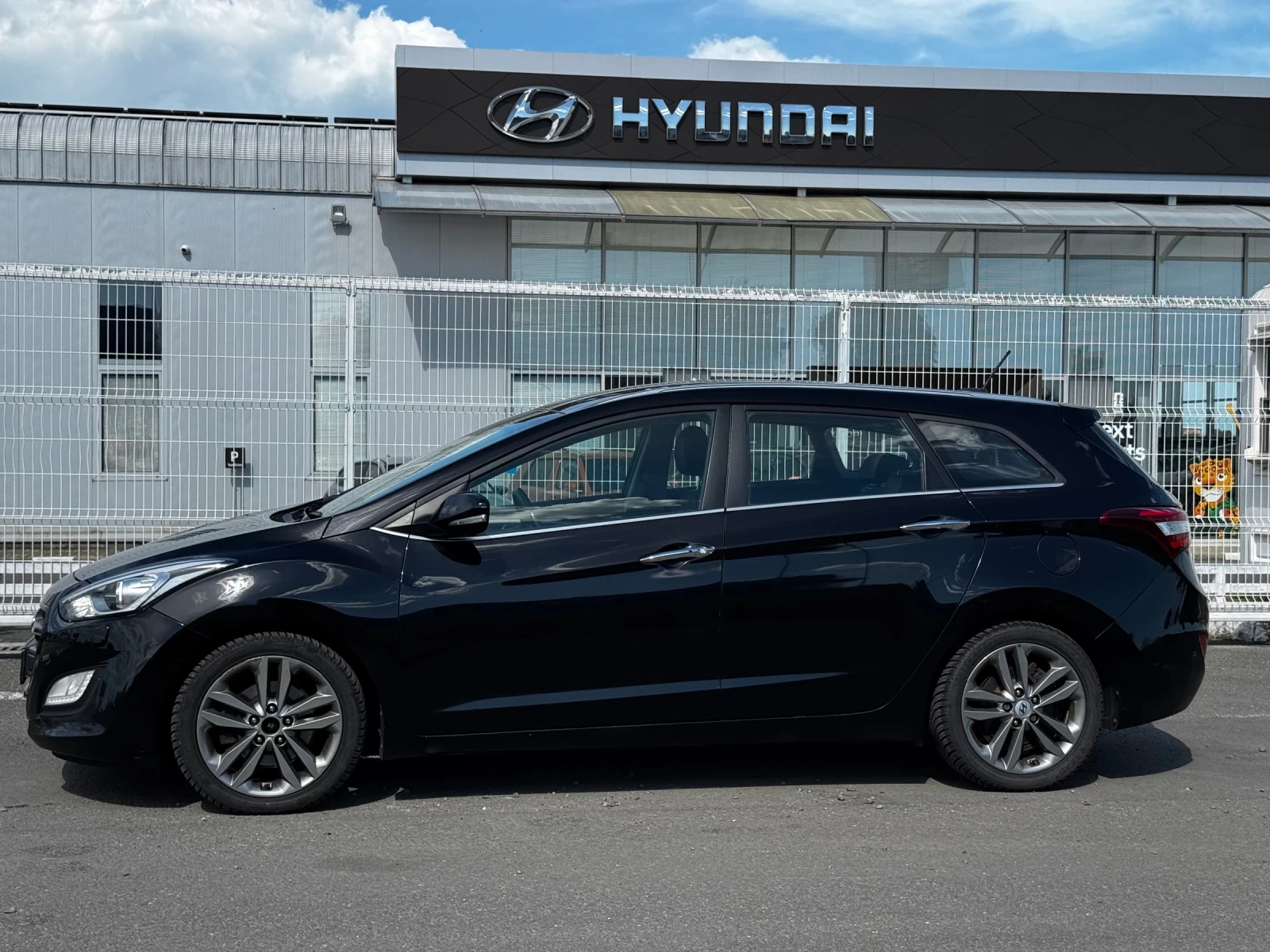 Hyundai I30 1.6 CRDi кожа, тъч навигация с камера, кейлес, , снимка 2 - Автомобили и джипове - 54721779