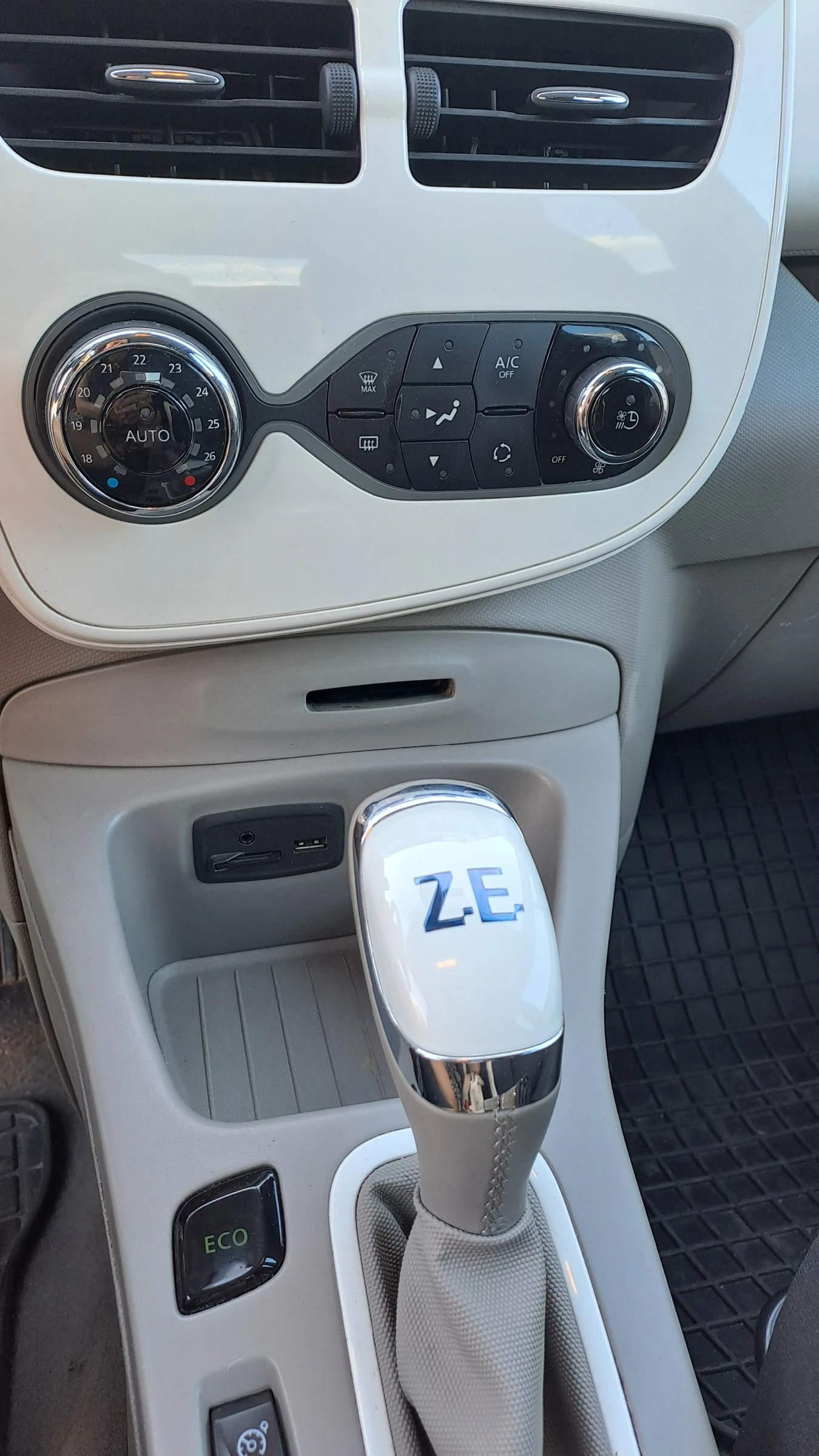 Renault Zoe, снимка 10 - Автомобили и джипове - 55629601