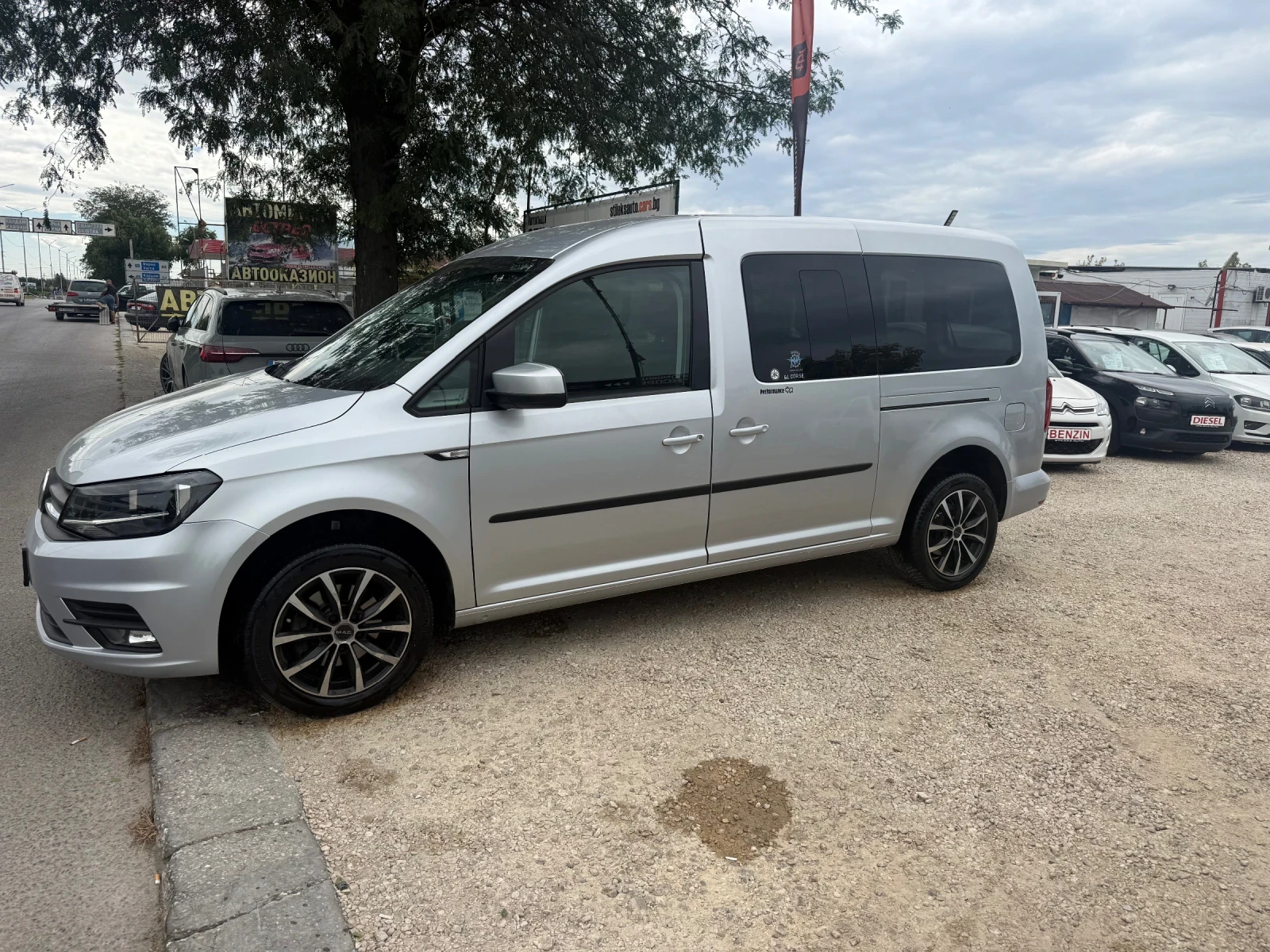 VW Caddy MAXI, снимка 4 - Автомобили и джипове - 55726047