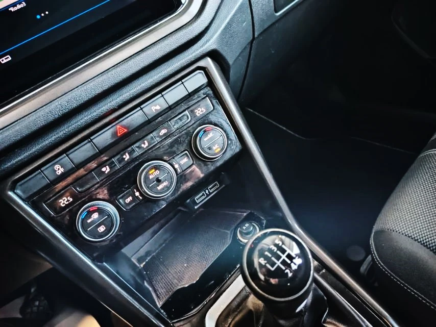 VW T-Roc VIRTUAL COCKPIT-1.6TDI-116кс-6ск.-БЕЗУПРЕЧЕН!!, снимка 11 - Автомобили и джипове - 53865540