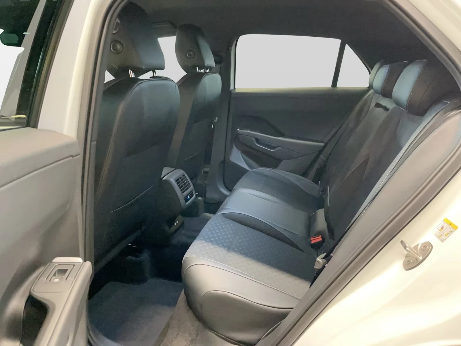 VW T-Roc 1.5 eTSI R-LINE BLACK STYLE HEAD UP 360 CAMERA , снимка 9 - Автомобили и джипове - 54140293