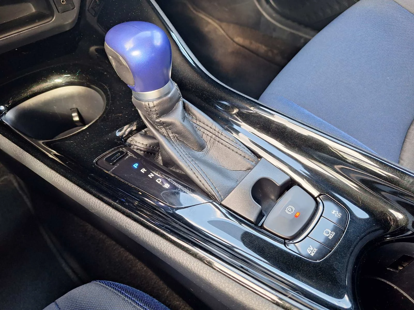 Toyota C-HR 1.8 Hybrid/Газ, снимка 13 - Автомобили и джипове - 54294322